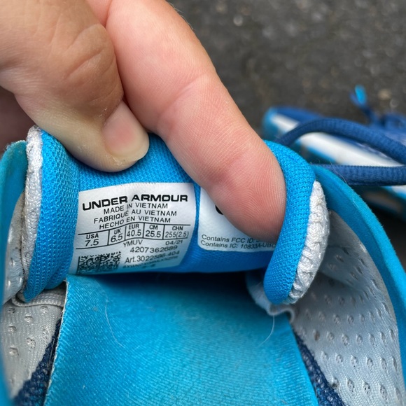 Mens 7.5 UnderArmour sneakers - Picture 3 of 4